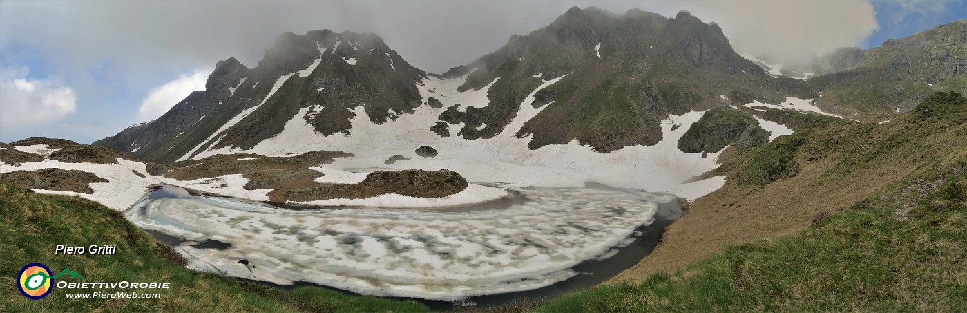 43 Il laghetto inferiore di Ponternica ancora ricoperto di neve....jpg